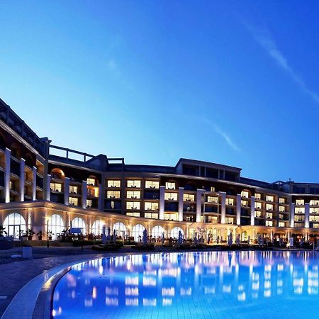Lighthouse Golf & Spa Hotel Baltsjik Buitenkant foto The hotel at night