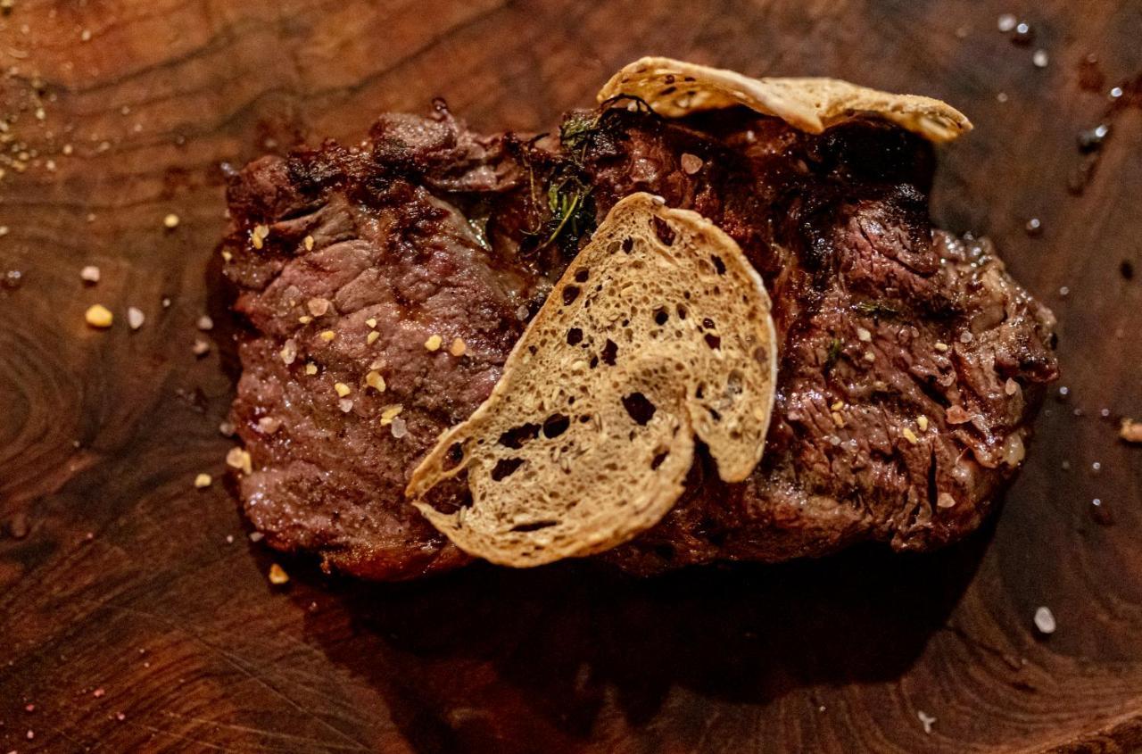 Lighthouse Golf & Spa Hotel Baltsjik Buitenkant foto A steak