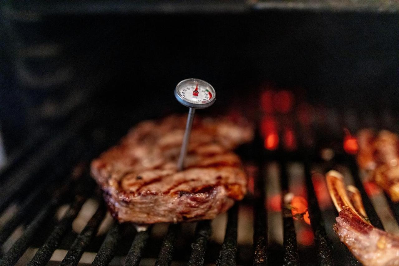 Lighthouse Golf & Spa Hotel Baltsjik Buitenkant foto A meat thermometer in a steak