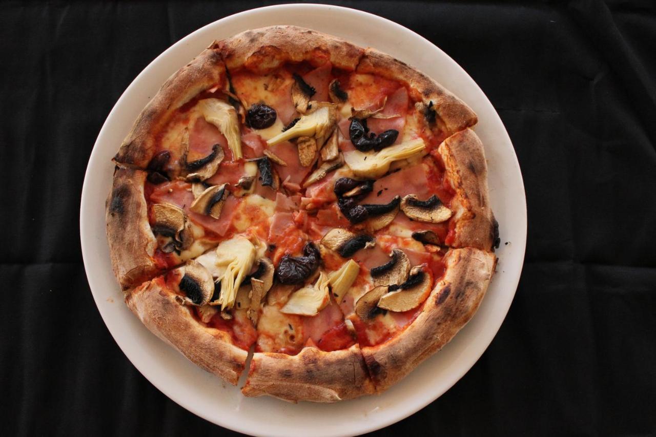 Lighthouse Golf & Spa Hotel Baltsjik Buitenkant foto Pizza