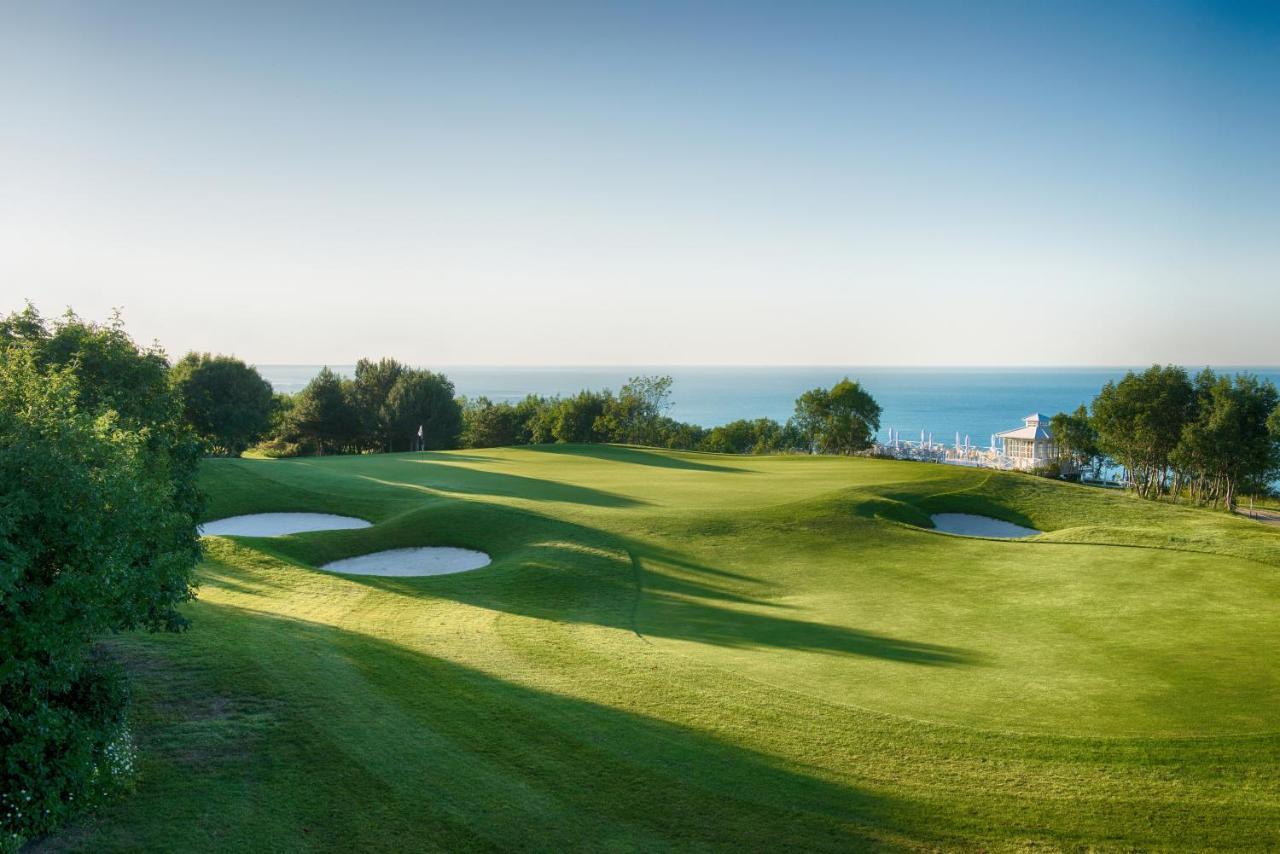 Lighthouse Golf & Spa Hotel Baltsjik Buitenkant foto Golf course at the resort
