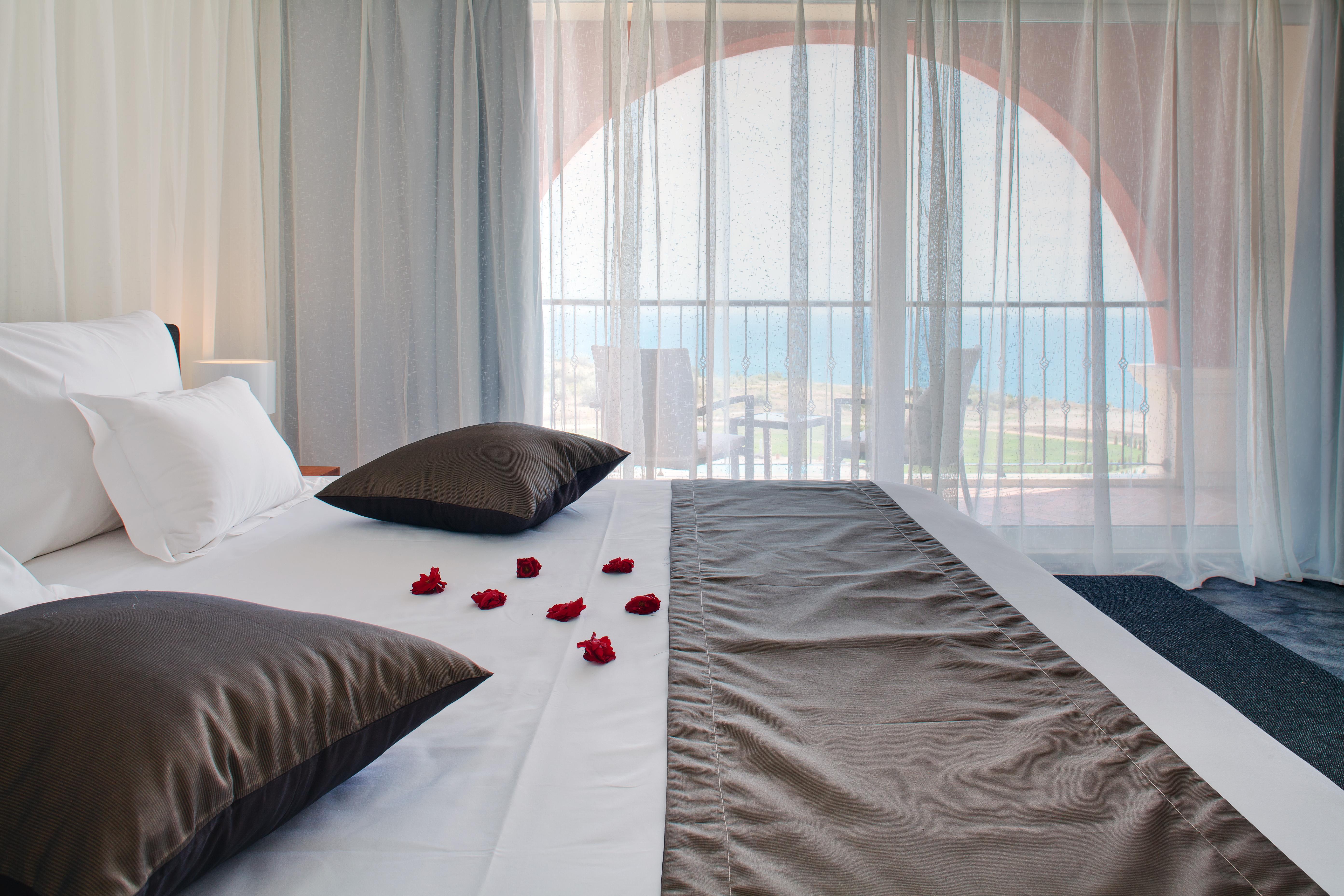 Lighthouse Golf & Spa Hotel Baltsjik Buitenkant foto A bedroom at the hotel