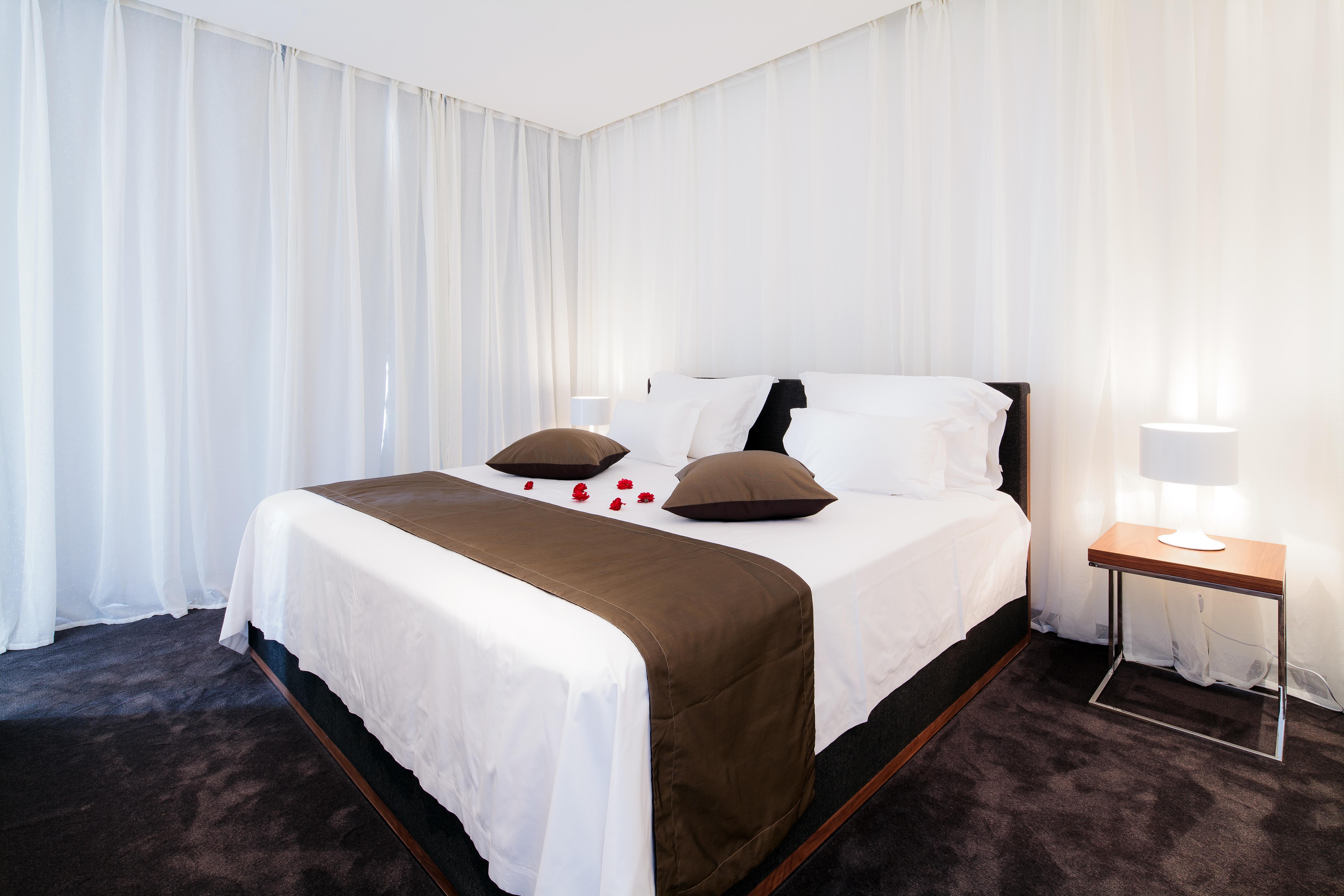 Lighthouse Golf & Spa Hotel Baltsjik Buitenkant foto A bed with a bed runner