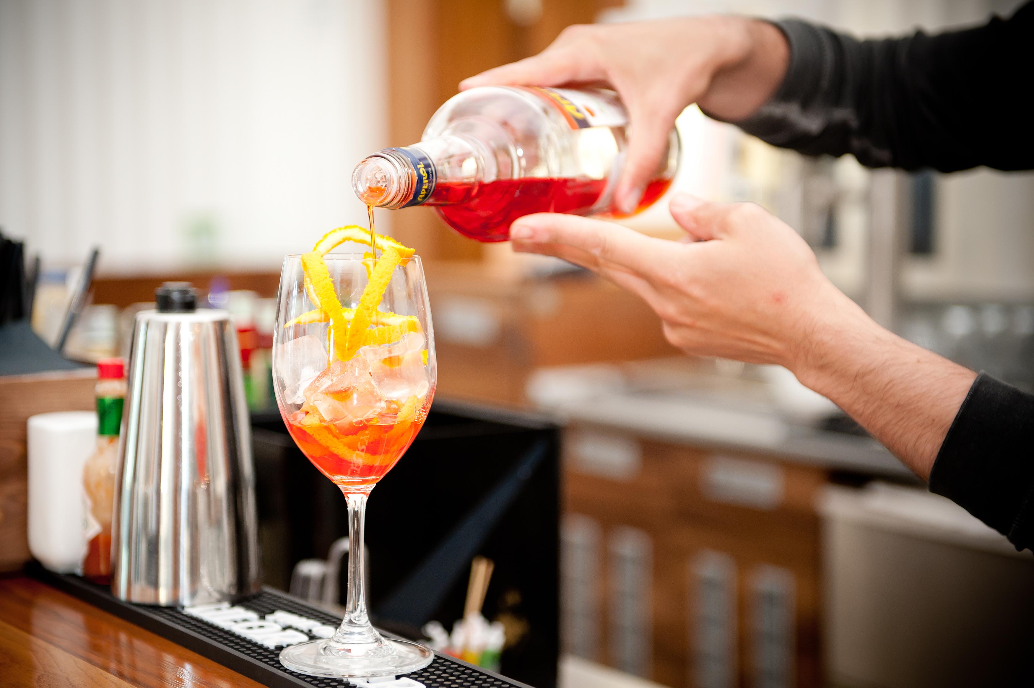 Lighthouse Golf & Spa Hotel Baltsjik Buitenkant foto A bartender preparing a cocktail
