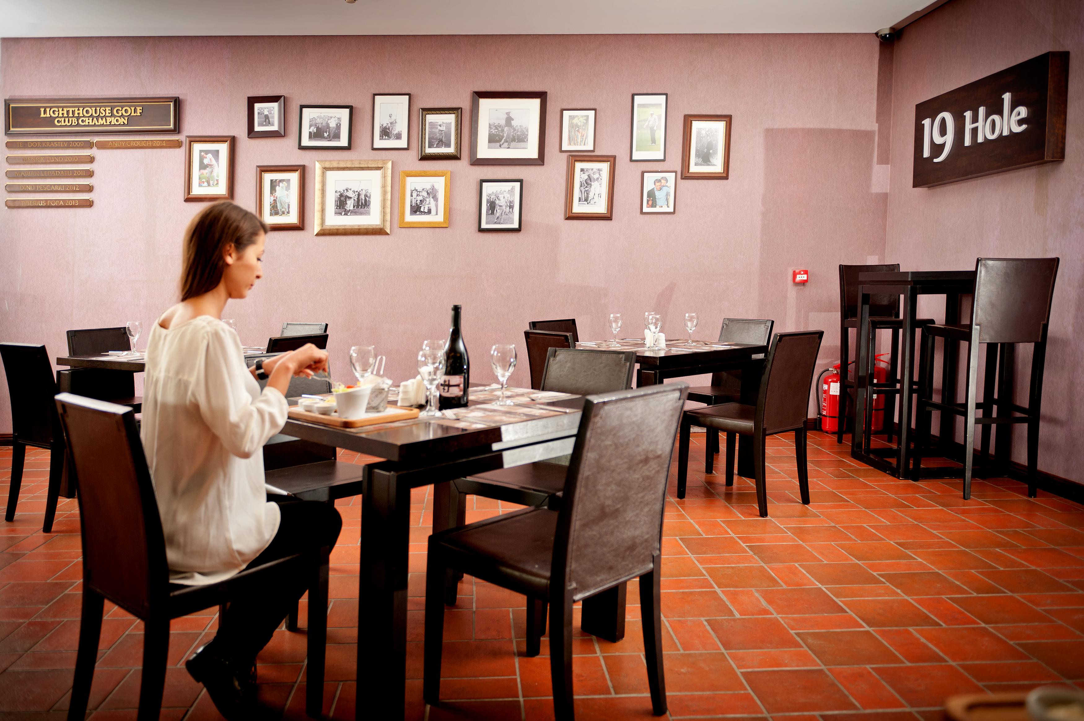 Lighthouse Golf & Spa Hotel Baltsjik Buitenkant foto Restaurant 19 Rue de Chine