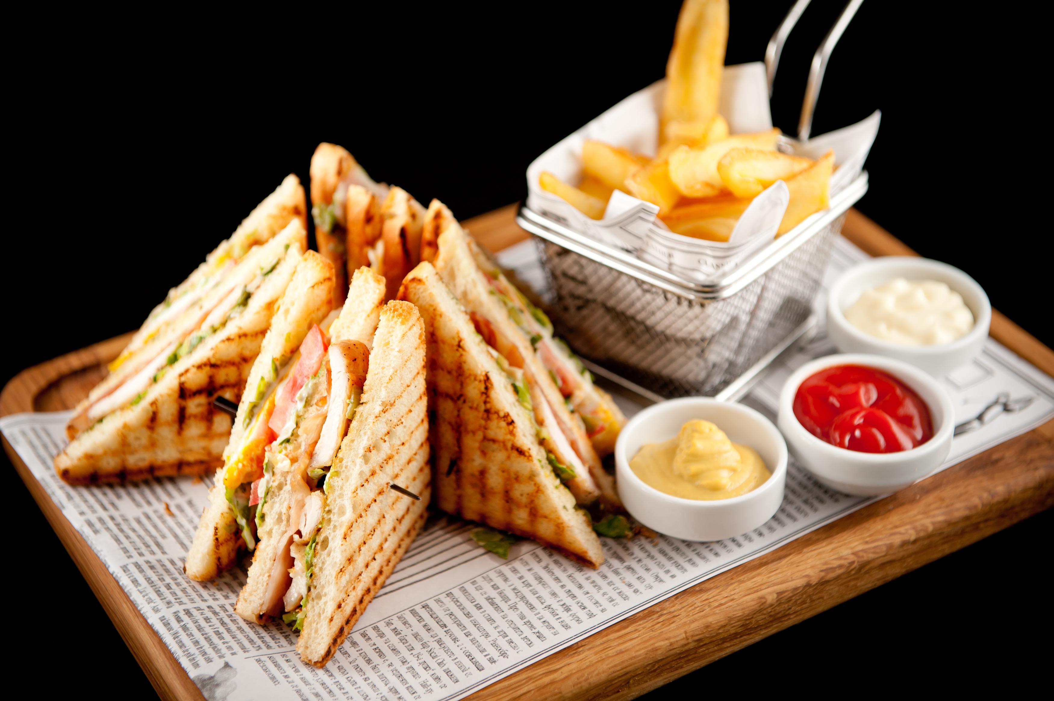 Lighthouse Golf & Spa Hotel Baltsjik Buitenkant foto A club sandwich
