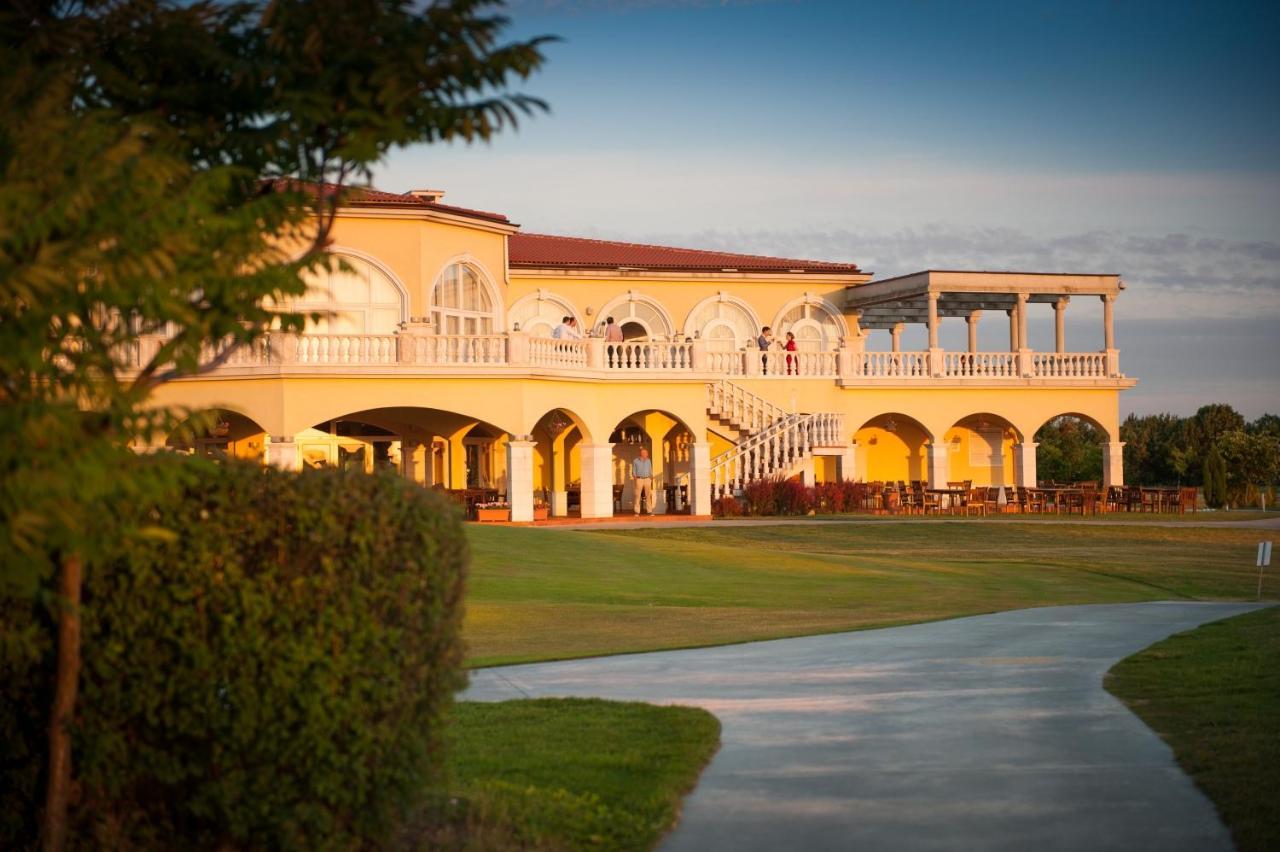 Lighthouse Golf & Spa Hotel Baltsjik Buitenkant foto The clubhouse at the Royal Palm Golf and Country Club