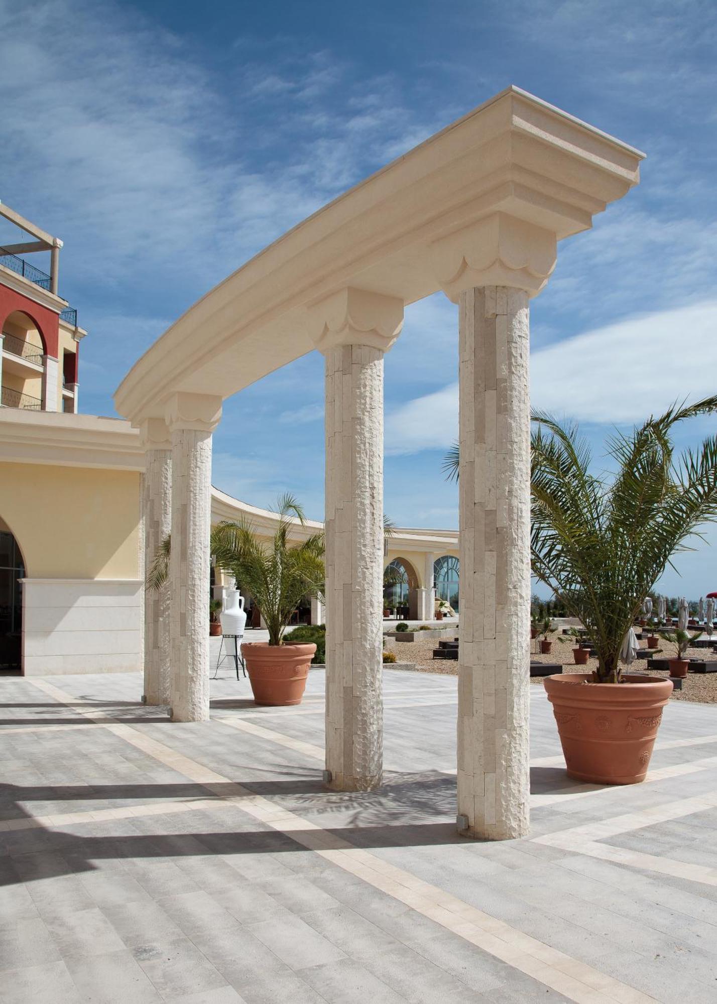 Lighthouse Golf & Spa Hotel Baltsjik Buitenkant foto Columns made of limestone