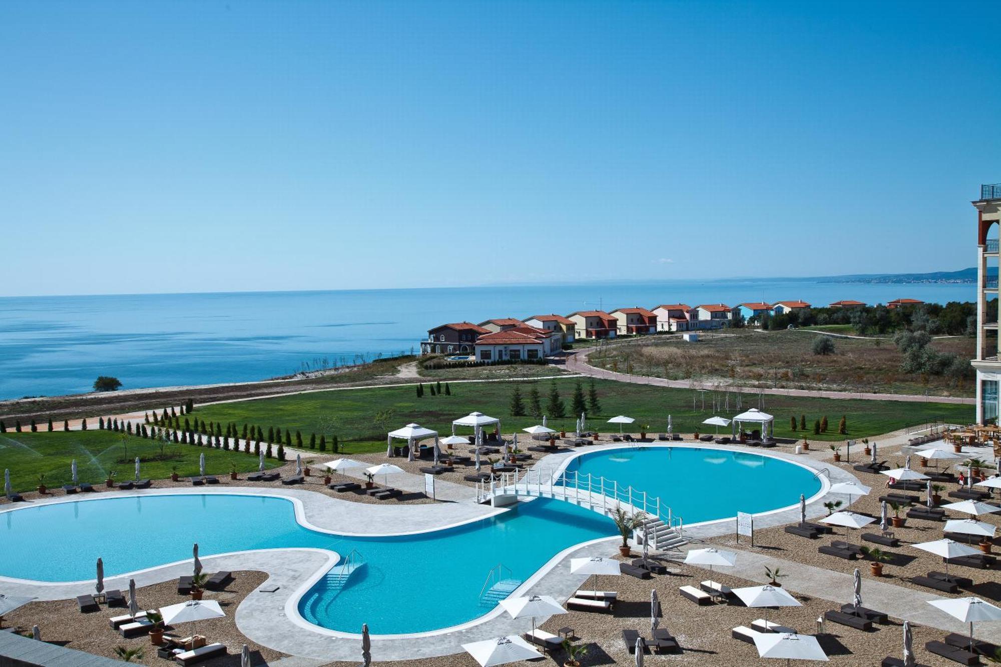 Lighthouse Golf & Spa Hotel Baltsjik Buitenkant foto View of the complex