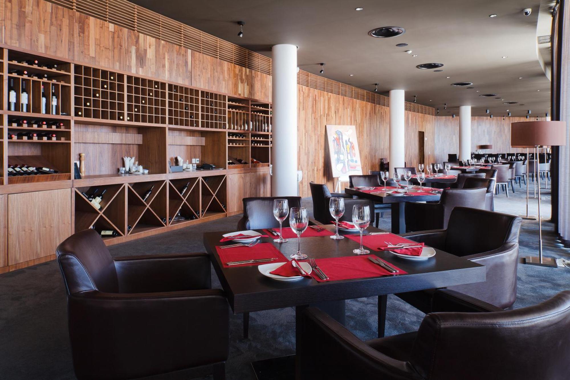 Lighthouse Golf & Spa Hotel Baltsjik Buitenkant foto Restaurant