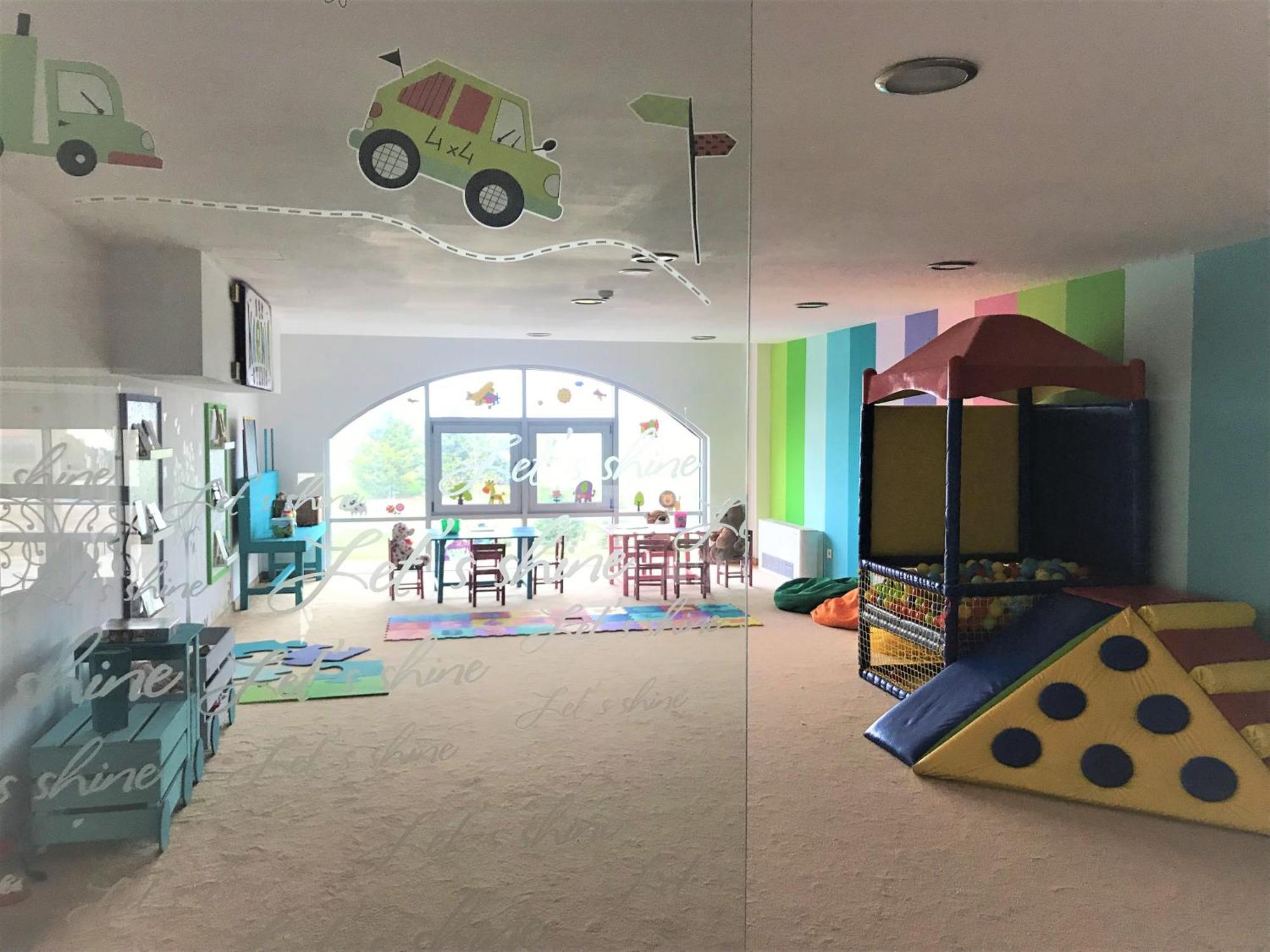 Lighthouse Golf & Spa Hotel Baltsjik Buitenkant foto The interior of a typical nursery