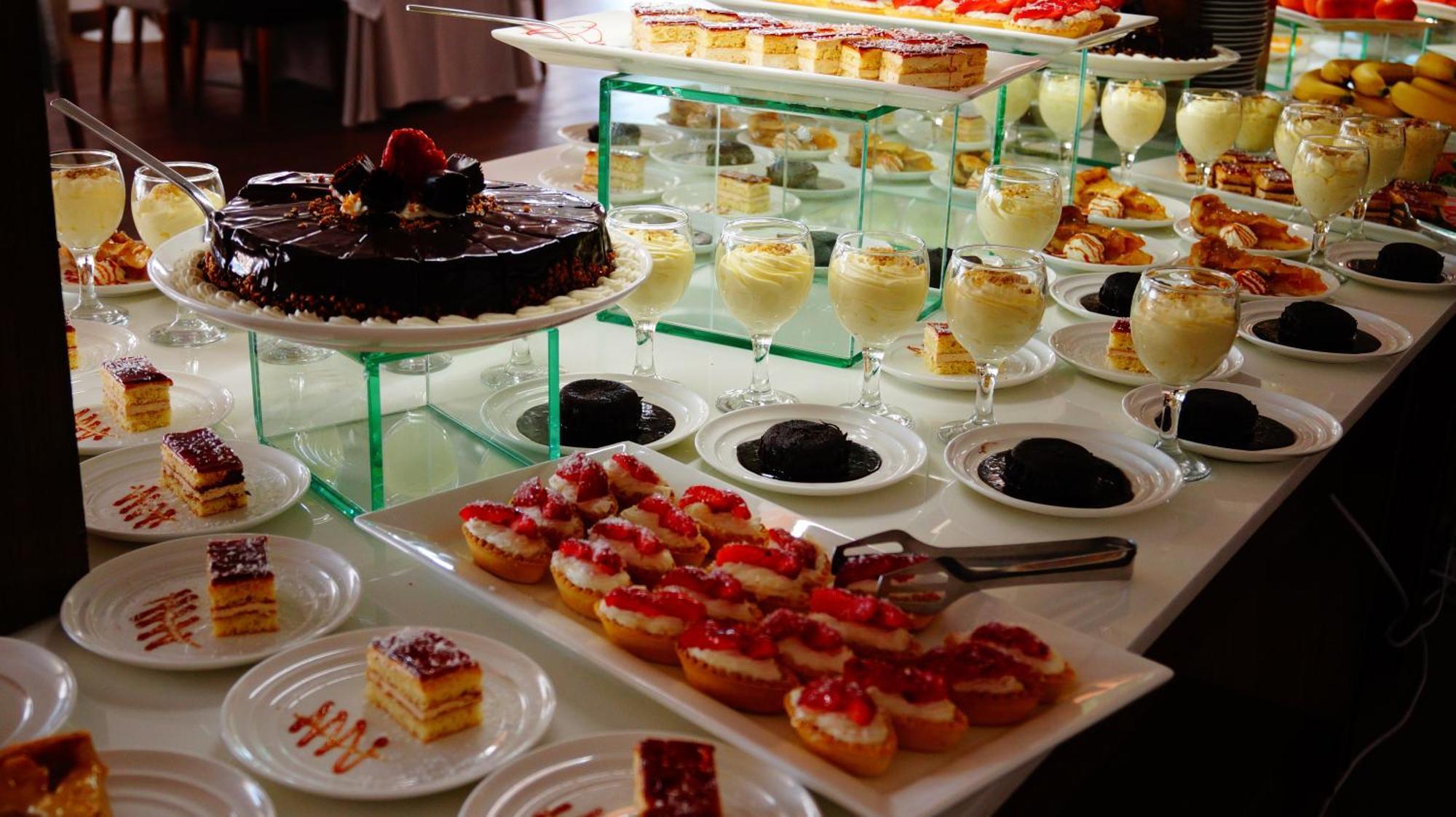 Lighthouse Golf & Spa Hotel Baltsjik Buitenkant foto A dessert buffet