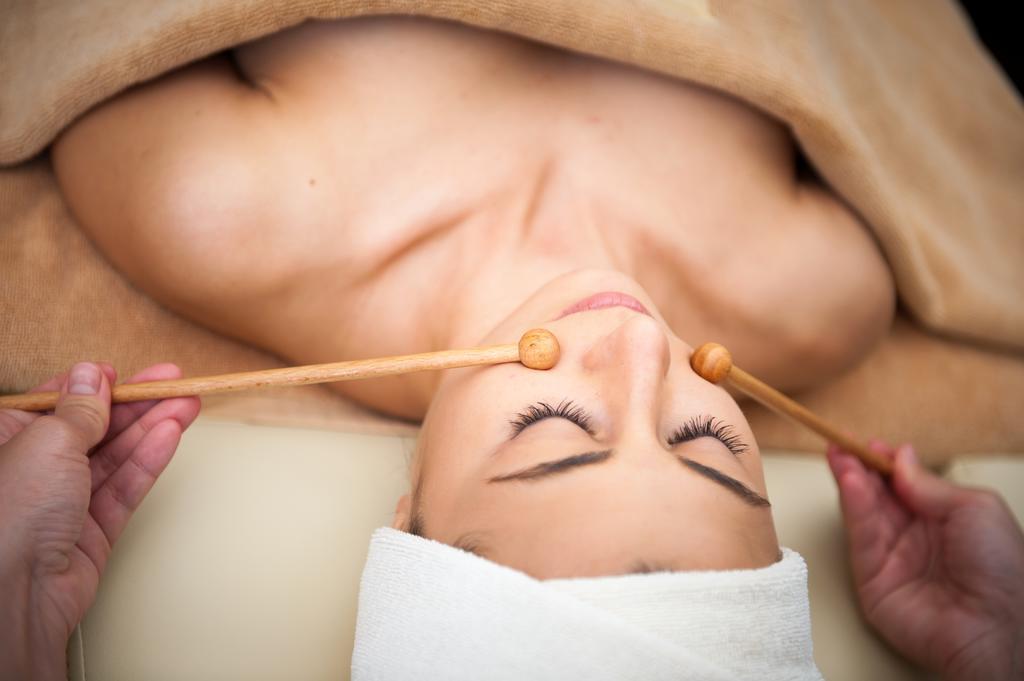 Lighthouse Golf & Spa Hotel Baltsjik Buitenkant foto Facial massage with bamboo sticks