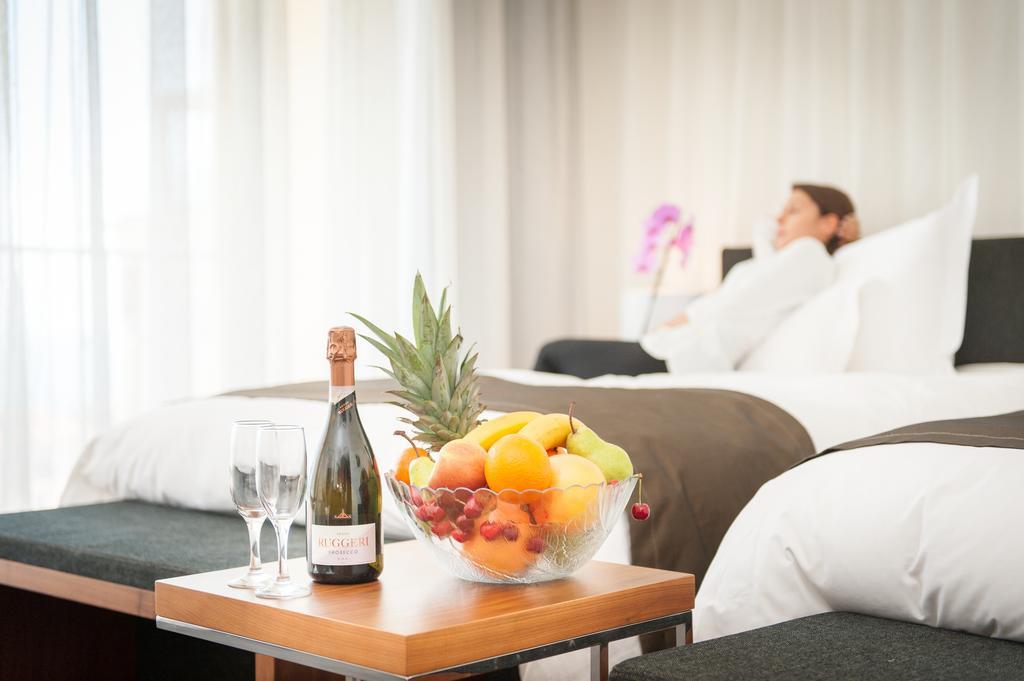 Lighthouse Golf & Spa Hotel Baltsjik Buitenkant foto A fruit bowl in a hotel room