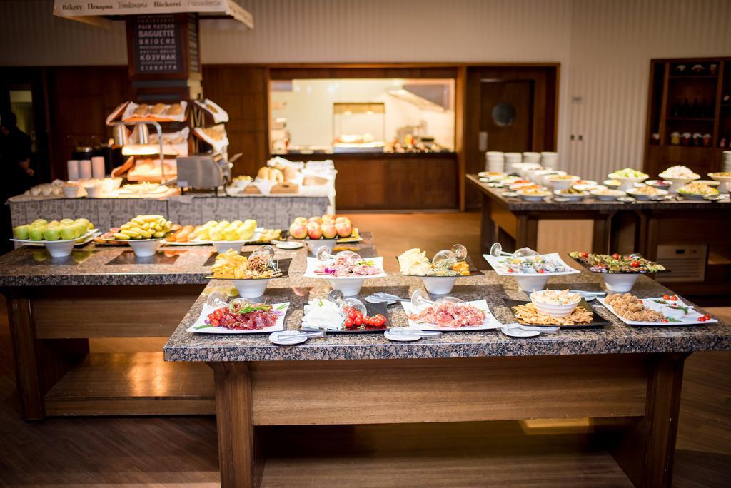 Lighthouse Golf & Spa Hotel Baltsjik Buitenkant foto A buffet at a hotel
