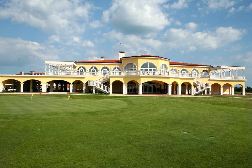 Lighthouse Golf & Spa Hotel Baltsjik Buitenkant foto Clubhouse