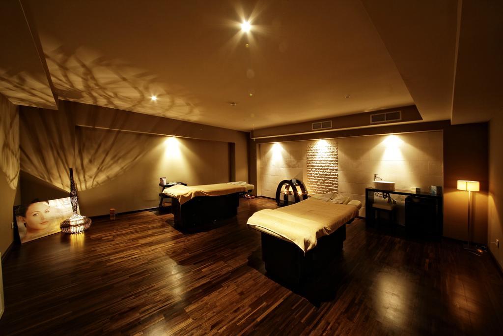 Lighthouse Golf & Spa Hotel Baltsjik Buitenkant foto Spa at the Taj Bengal