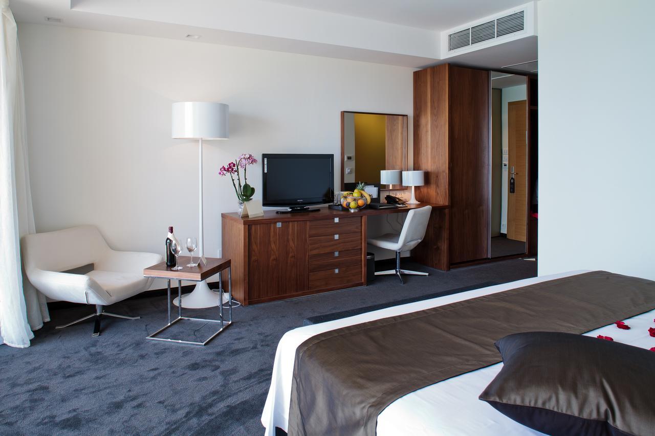 Lighthouse Golf & Spa Hotel Baltsjik Buitenkant foto A room at the hotel