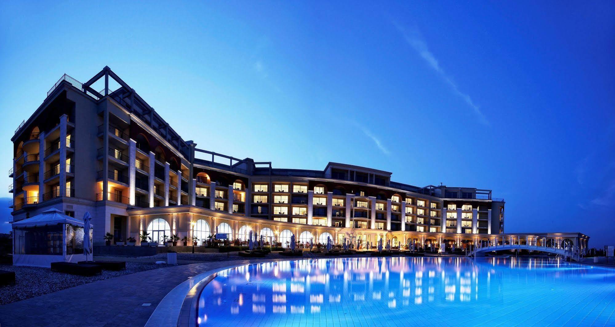 Lighthouse Golf & Spa Hotel Baltsjik Buitenkant foto The hotel at night