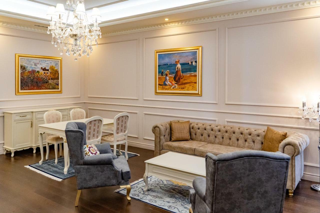 Lighthouse Golf & Spa Hotel Baltsjik Buitenkant foto A living room with wainscoting