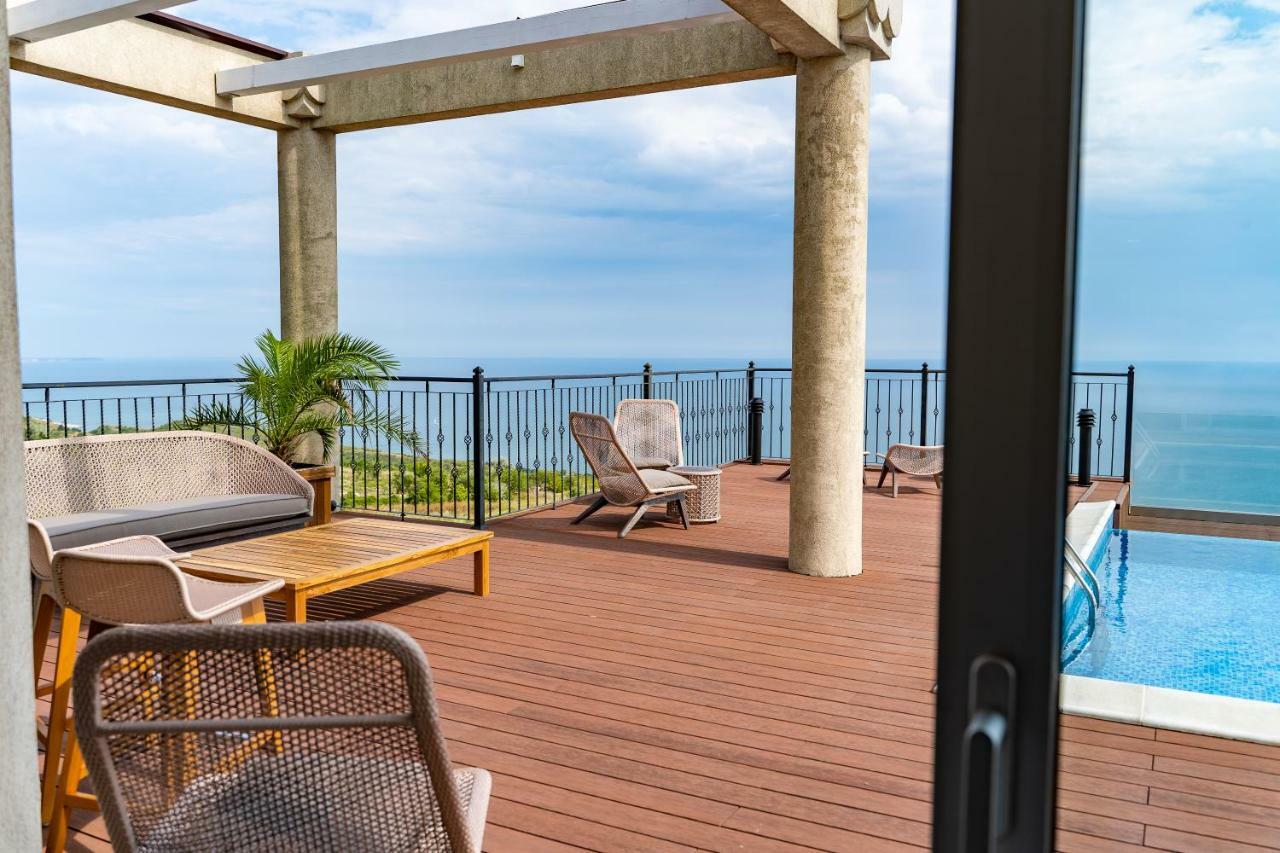 Lighthouse Golf & Spa Hotel Baltsjik Buitenkant foto Rooftop pool at the hotel